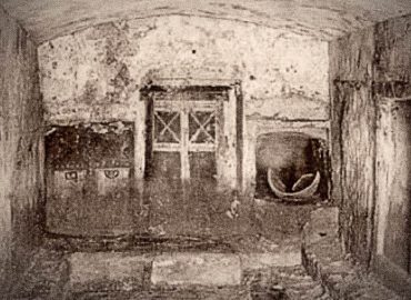 Λαξευτοί τάφοι από τη νεκρόπολη του Shatby στην Αλεξάνδρεια.