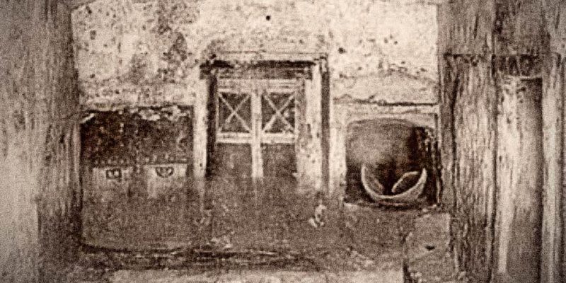 Λαξευτοί τάφοι από τη νεκρόπολη του Shatby στην Αλεξάνδρεια.