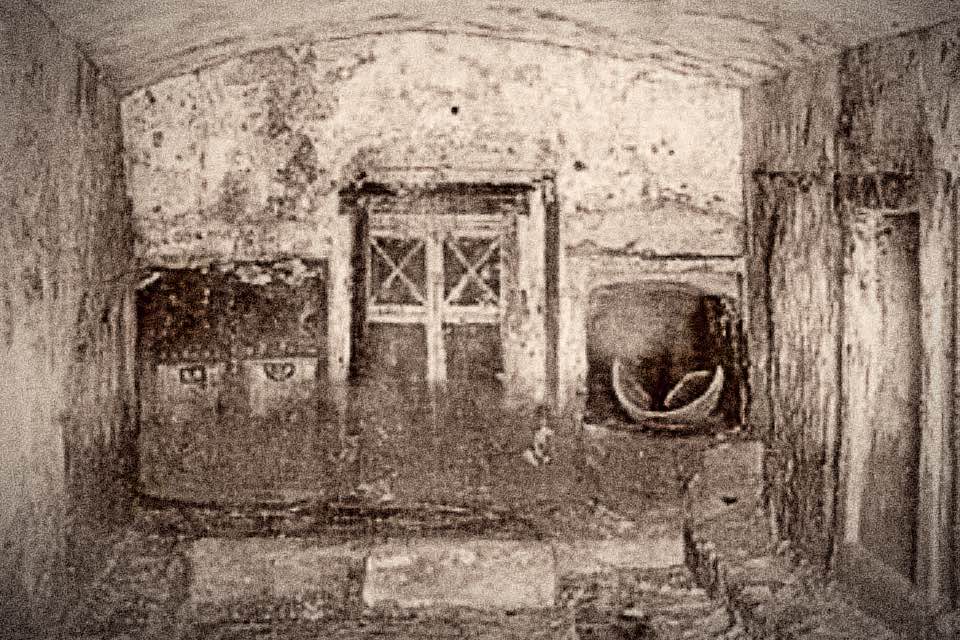 Λαξευτοί τάφοι από τη νεκρόπολη του Shatby στην Αλεξάνδρεια.