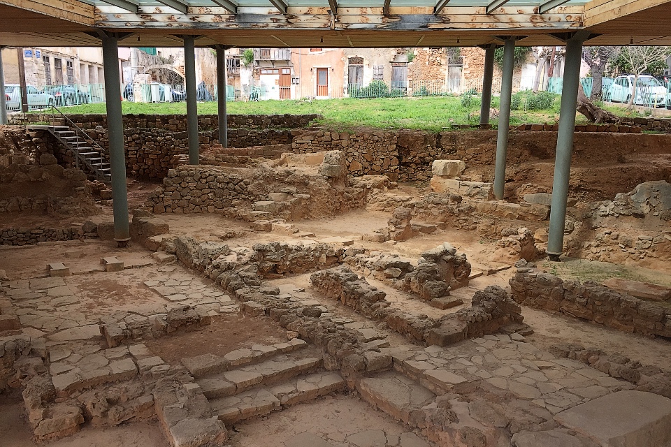 Ανασκαφή μινωϊκού ανακτορικού κέντρου στο λόφο Καστελλίου των Χανίων.