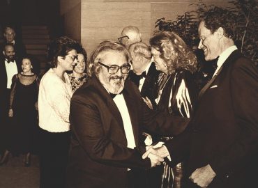 Ο Γιάννης Τζεδάκις με τη Μελίνα Μερκούρη στα εγκαίνια της έκθεσης “The Human Figure in Early Greek Art” στην Εθνική Πινακοθήκη Τέχνης, Ουάσινγκτον, 1988.