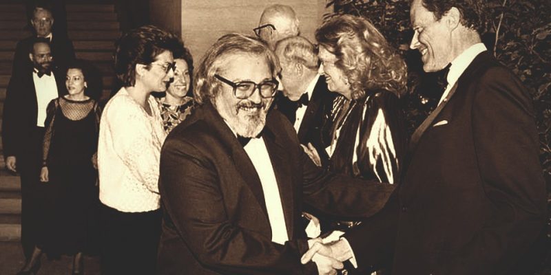 Ο Γιάννης Τζεδάκις με τη Μελίνα Μερκούρη στα εγκαίνια της έκθεσης “The Human Figure in Early Greek Art” στην Εθνική Πινακοθήκη Τέχνης, Ουάσινγκτον, 1988.