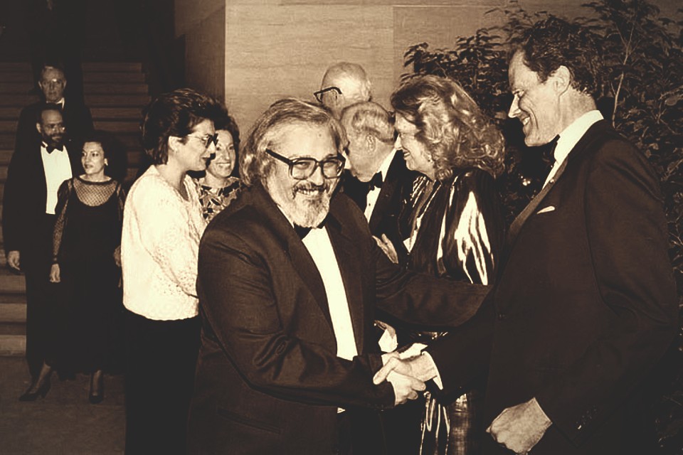 Ο Γιάννης Τζεδάκις με τη Μελίνα Μερκούρη στα εγκαίνια της έκθεσης “The Human Figure in Early Greek Art” στην Εθνική Πινακοθήκη Τέχνης, Ουάσινγκτον, 1988.