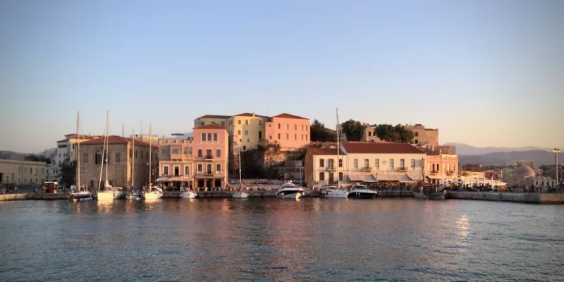 Άποψη του Καστελλιού των Χανίων από τον κυματοθραύστη του ενετικού λιμανιού.