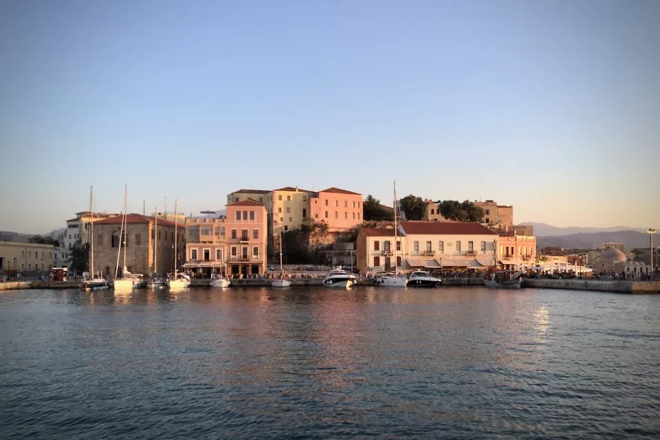 Άποψη του Καστελλιού των Χανίων από τον κυματοθραύστη του ενετικού λιμανιού.